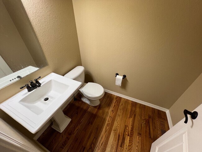 Building Photo - Spacious Ranch Style in Flying Horse with ...