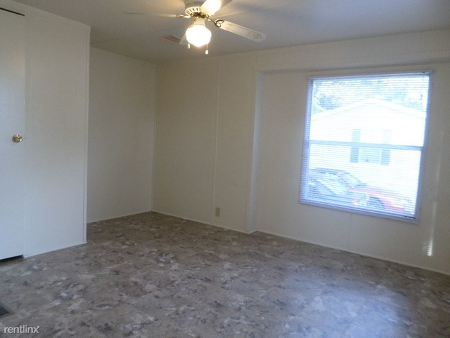 Building Photo - 15228 Lemoyne Blvd