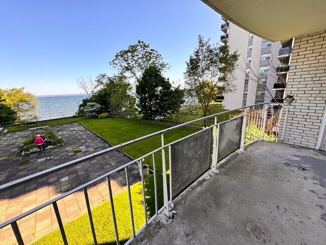 Photo du bâtiment - Lakeshore Towers
