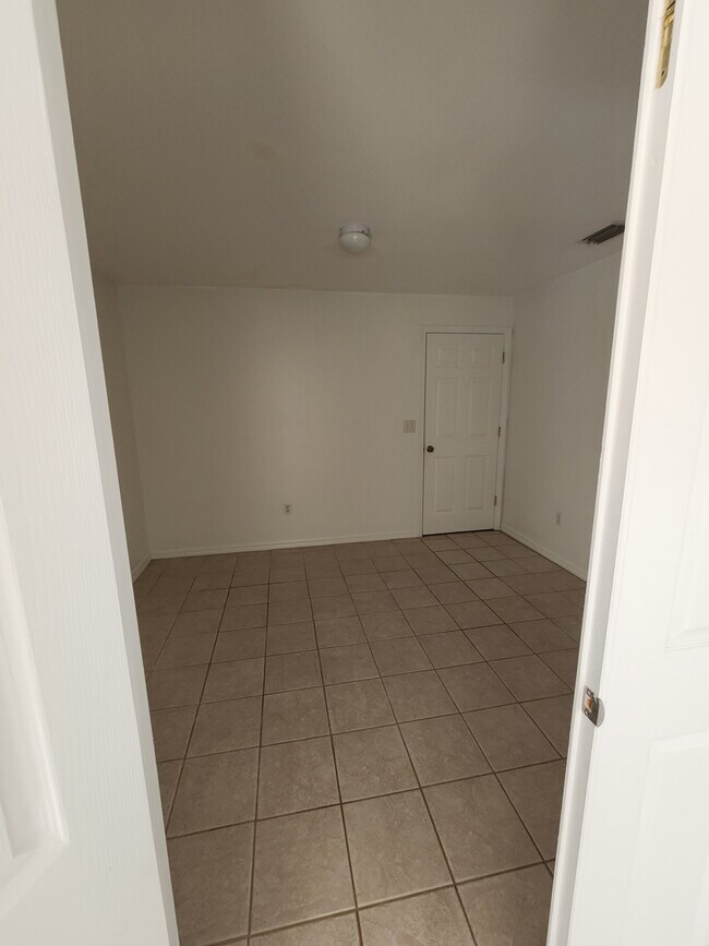 Building Photo - 2626 SW Santa Barbara Pl