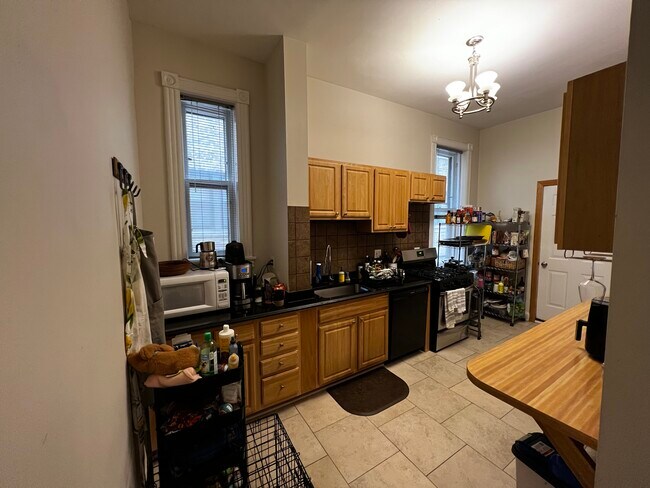 Building Photo - 931 W Dakin St