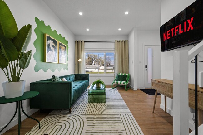 Photo du bâtiment - 11017-11155 155 St NW