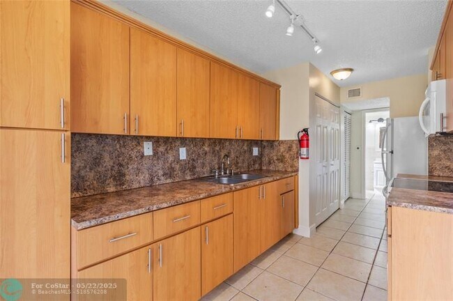 Foto del edificio - 3550 Blue Lake Dr