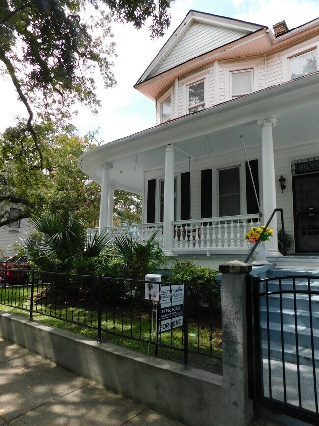 Building Photo - 2Bd 1Ba Downtown Charleston Home