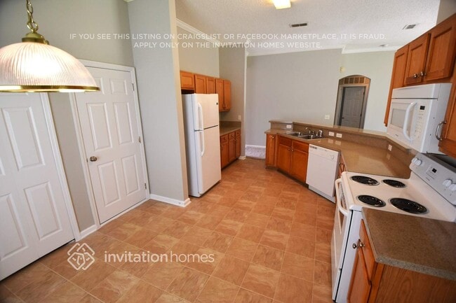 Building Photo - 9294 Thunderbolt Dr