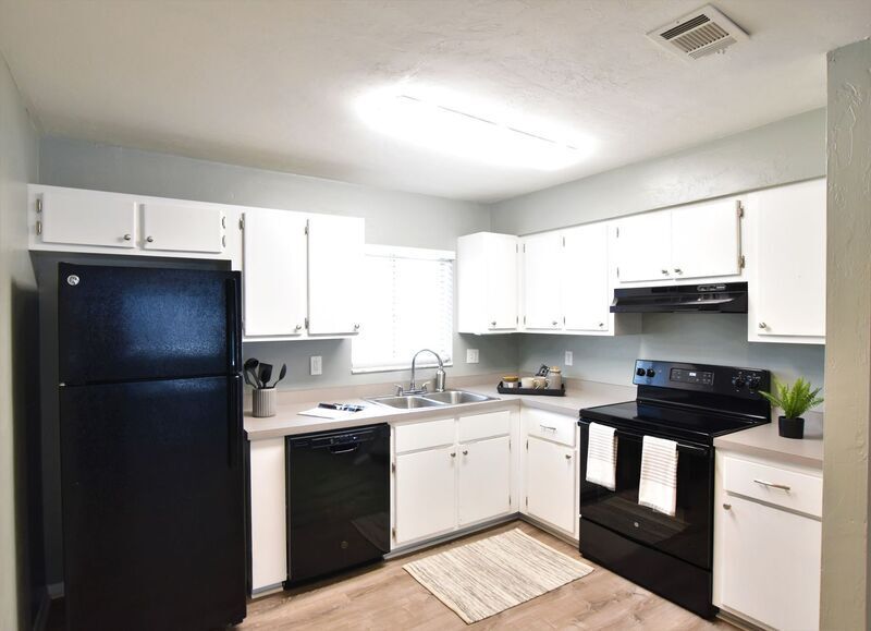 Primary Photo - Spacious 2 Bedroom 1 1/2 Bathroom