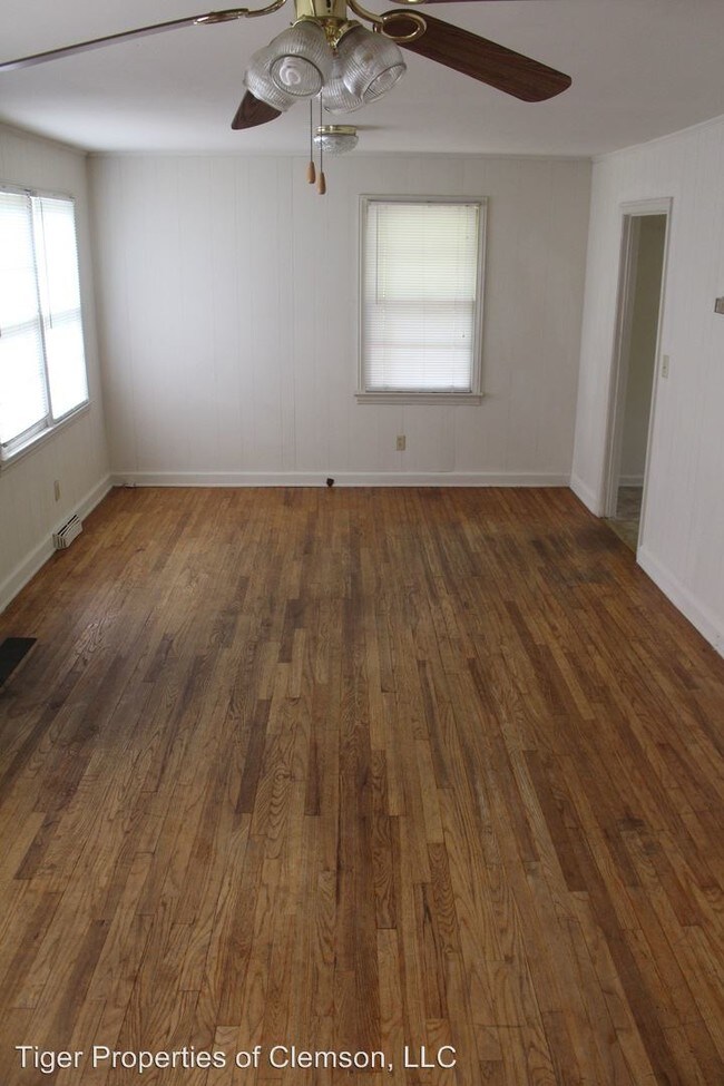 Building Photo - 307 Cambridge Dr
