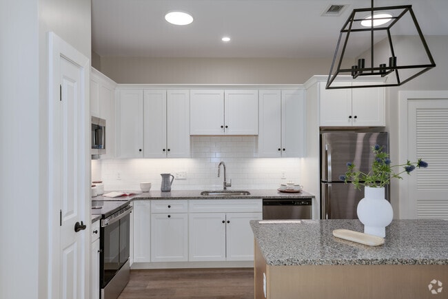 1BR, 1BA - 671SF - Kitchen - 150 Draper Ave