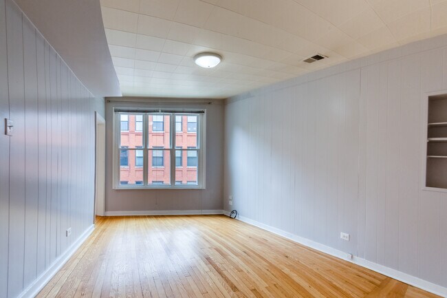 Building Photo - 2402 N Surrey Ct