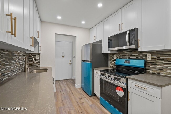 Building Photo - 60 Amberly Dr