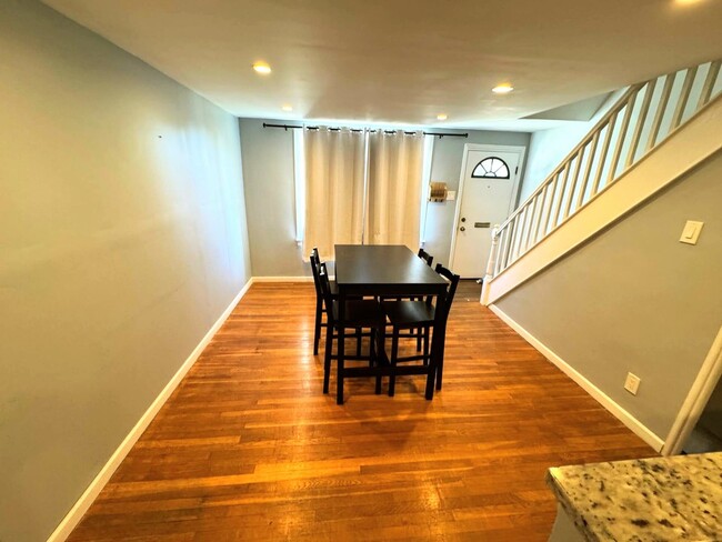 Foto del edificio - 3BR/1BA Beautiful Port Richmond Home with ...