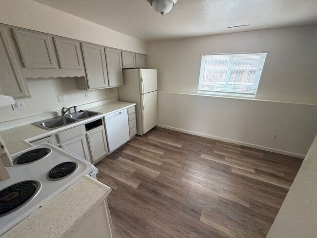 Foto del edificio - 4457 E Pikes Peak Ave