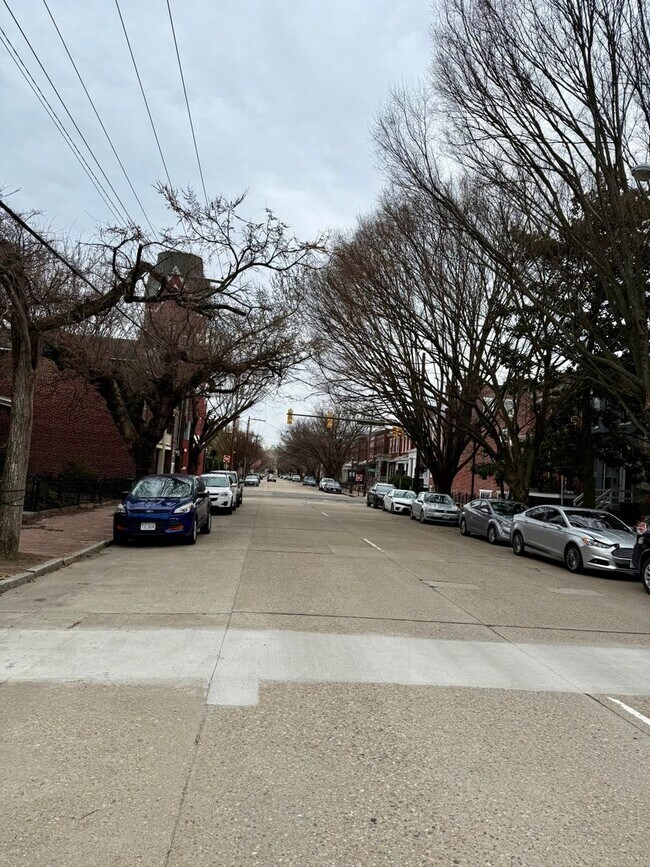 Foto del edificio - Spacious 3 bed 1 bath Near VCU, own laundry, deck, parking, porch