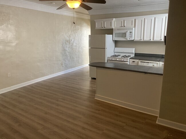 Foto del edificio - 1056 E Montague Ave