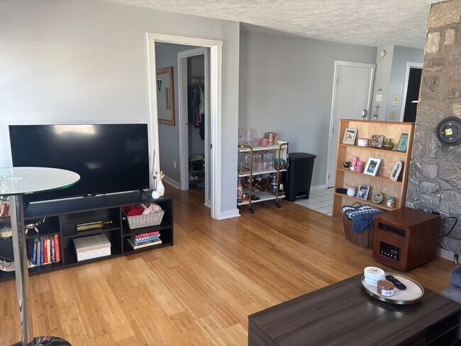 Building Photo - South Boston 2 Bed – Renovated – Pet Friendly – Hardwood Floors – 9/1
