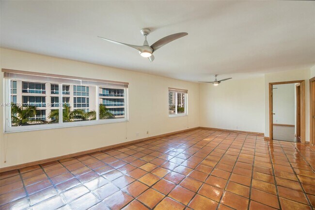 Foto del edificio - 720 Bayshore Dr