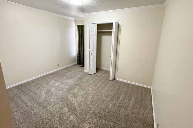 Building Photo - 1119 E Murray Holladay Rd