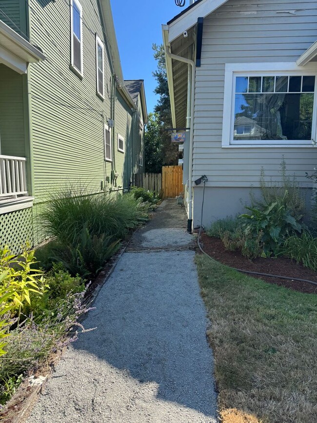 Fully Furnished 1-Bedroom Apartment – Private Entry – Sellwood - Fully Furnished 1-Bedroom Apartment – Private Entry – Sellwood