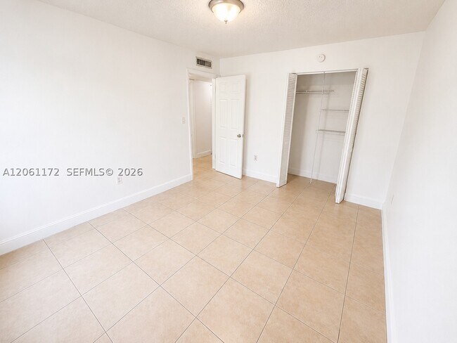 Foto del edificio - 10800 N Kendall Dr