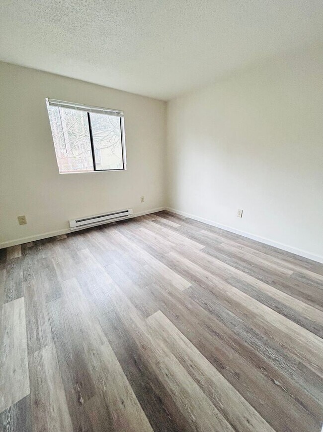 Foto del edificio - Great 3 Bedroom 1.75 Bathroom Condo! Washer/Dryer Hook Ups! W/S/G Paid!