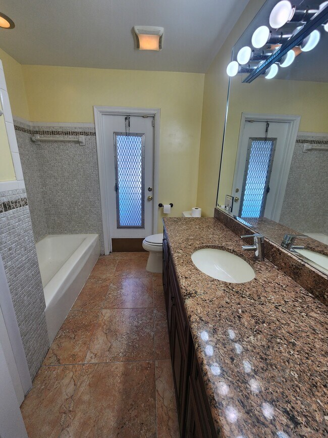 Foto del edificio - 1000 Renmar Dr