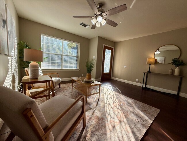 Foto del edificio - Stunning 2-story, 4-bedroom, 2.5-bathroom ...