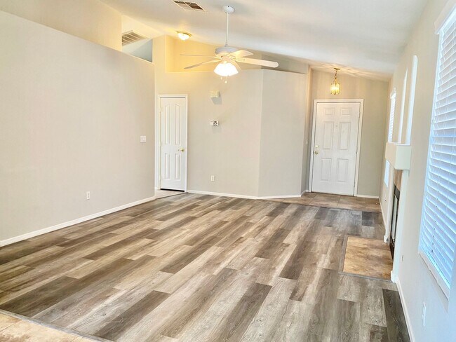 Foto del edificio - 1 STORY 3 BR, 2 BA  HOME IN THE HEART OF S...