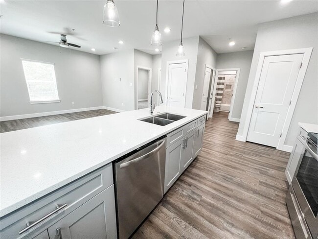 Building Photo - 144 W 5th St