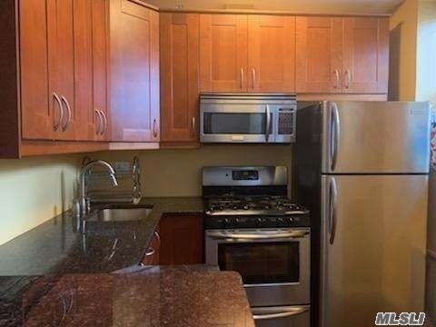 Foto del edificio - 1530 E 8th St