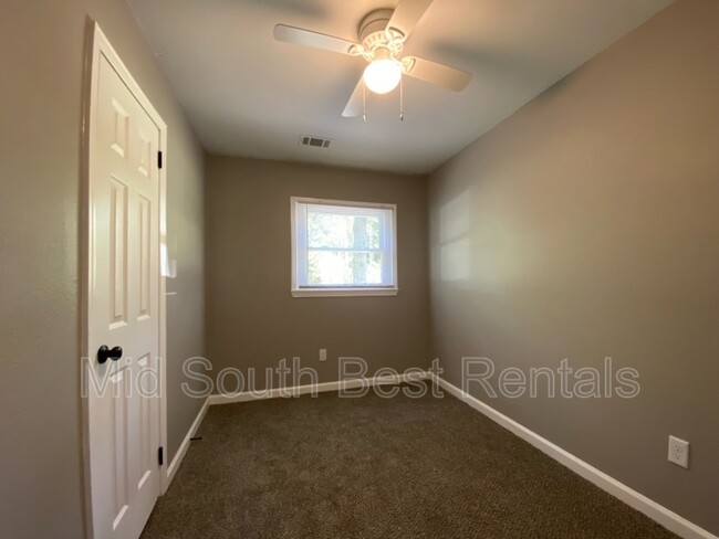 Building Photo - 1016 Restbrook Ave