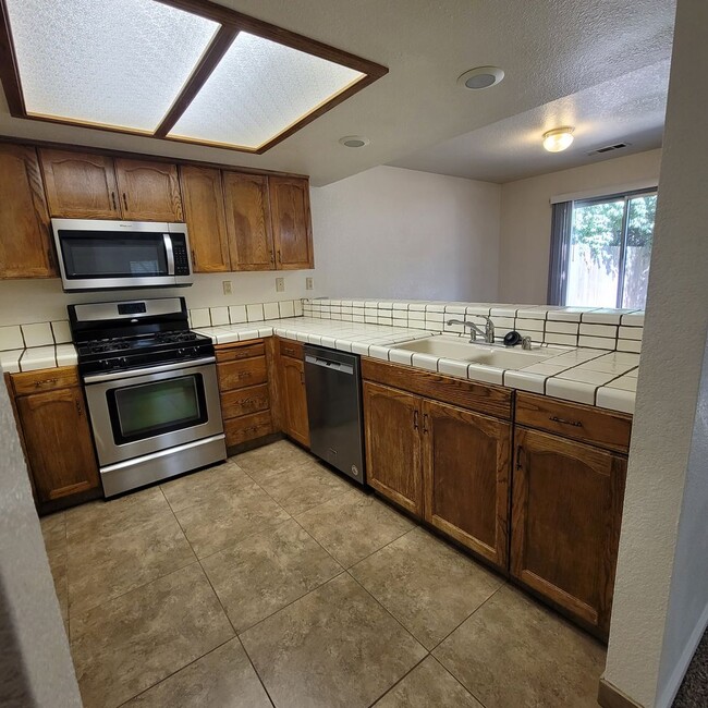 Building Photo - 3 bedroom 2.5 bath with private yard