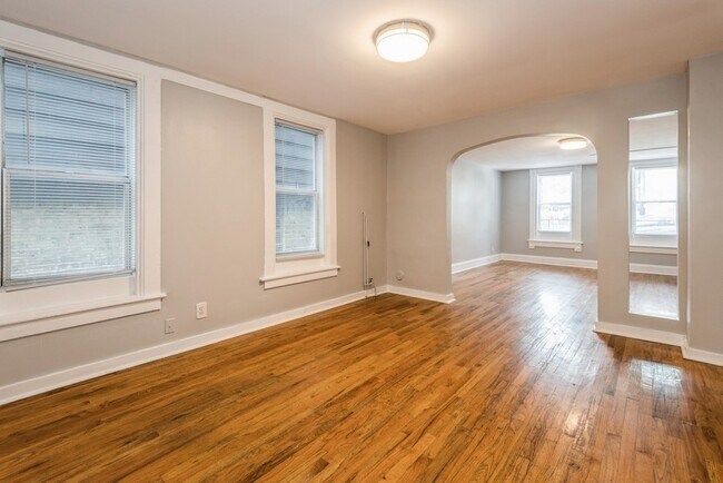 Building Photo - 3433 N Paulina St