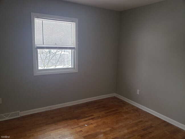 Building Photo - 5894 Crestmoor Dr SE
