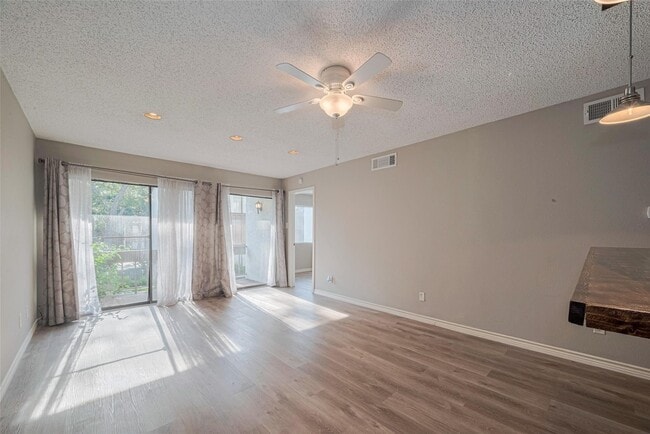 Building Photo - 12100 Melville Dr