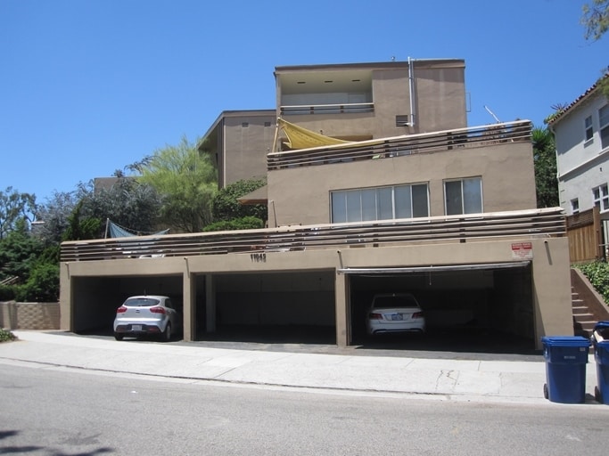 Building Photo - 11045 Strathmore Dr