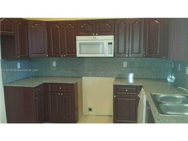 Foto del edificio - 21205 NW 14th Pl