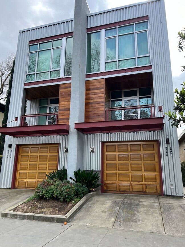 Building Photo - THIS IS THE LOCATION AND LIFESTYLE YOU WAN...