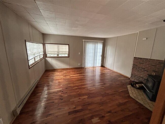 Foto del edificio - Two Bedroom One Bathroom House for Rent with Large Yard