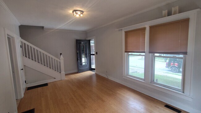 Foto del edificio - 320 S East St