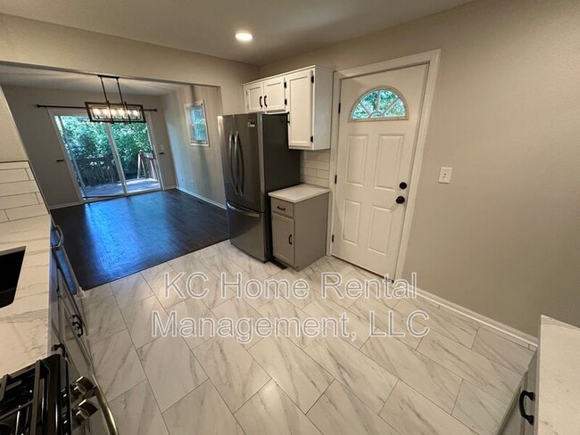 Building Photo - 403 W 86th St