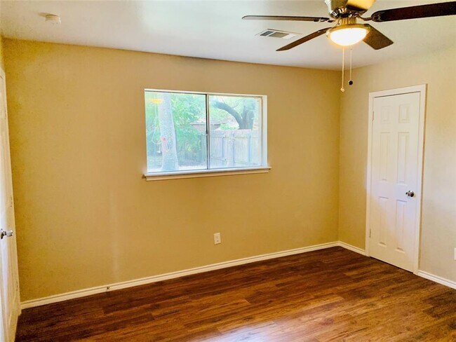 Foto del edificio - 7510 Leaftex Dr