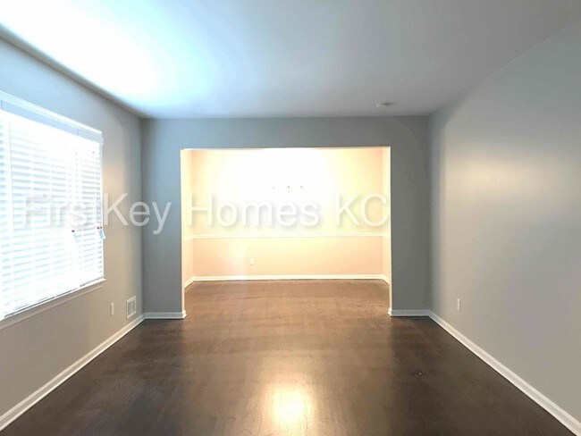 Building Photo - 9613 Beverly Dr