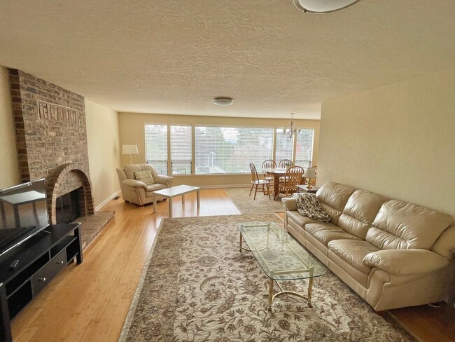 Building Photo - 4-Bedroom, 3-Bath Home Next to Maple Leaf ...