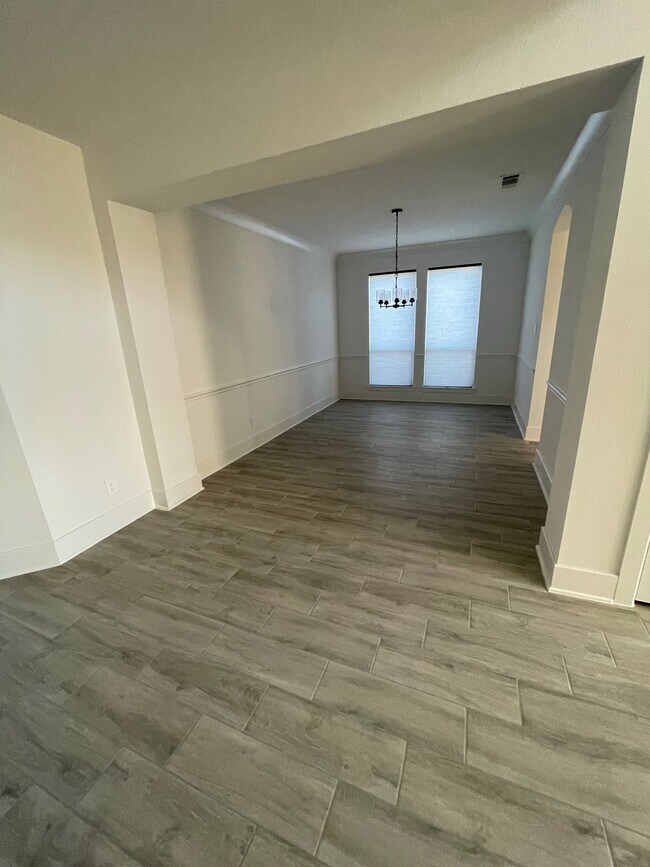 Building Photo - 15623 Roscobie Park Dr