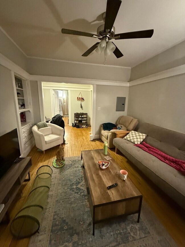 Foto del edificio - 12 Farrington Ave