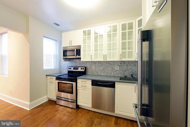 Building Photo - 335 W Girard Ave
