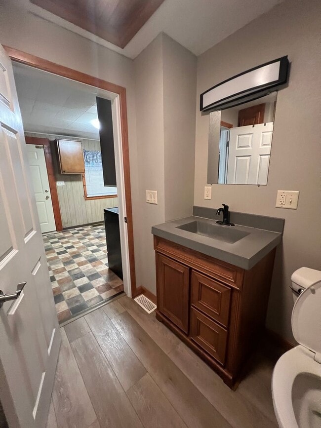 Building Photo - Four Bedroom Home in La Crosse