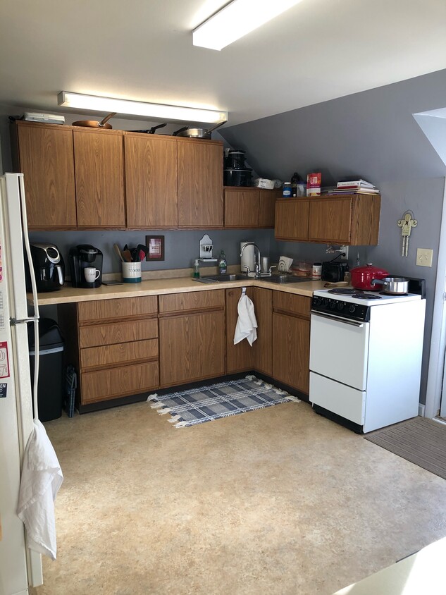 Kitchen, dining area to right/not shown. - 17286 Hope Rd