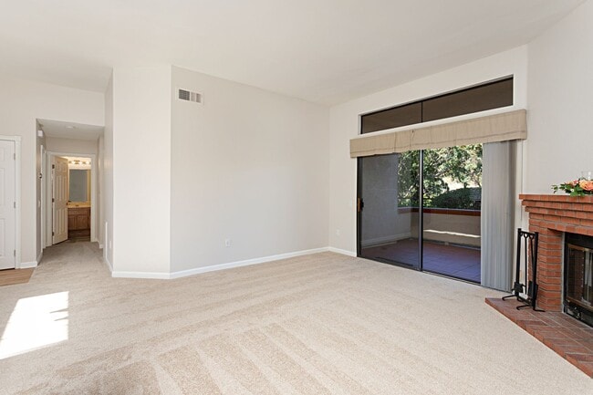 Building Photo - Beautiful 2 bed 2 bath in Carlsbad!