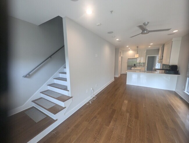 Building Photo - 3 BD / 3 BA Newer Row Home for Lease in Ha...
